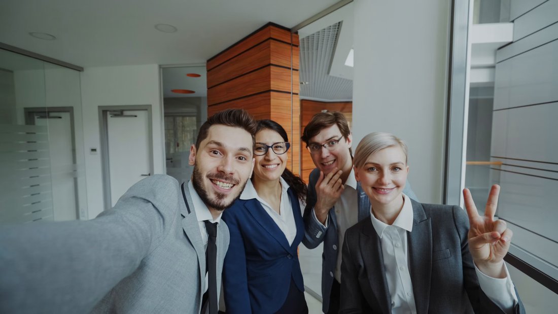 Vierköpfiges Team präsentiert stolz eine gemeinsame Unternehmensgeschichte